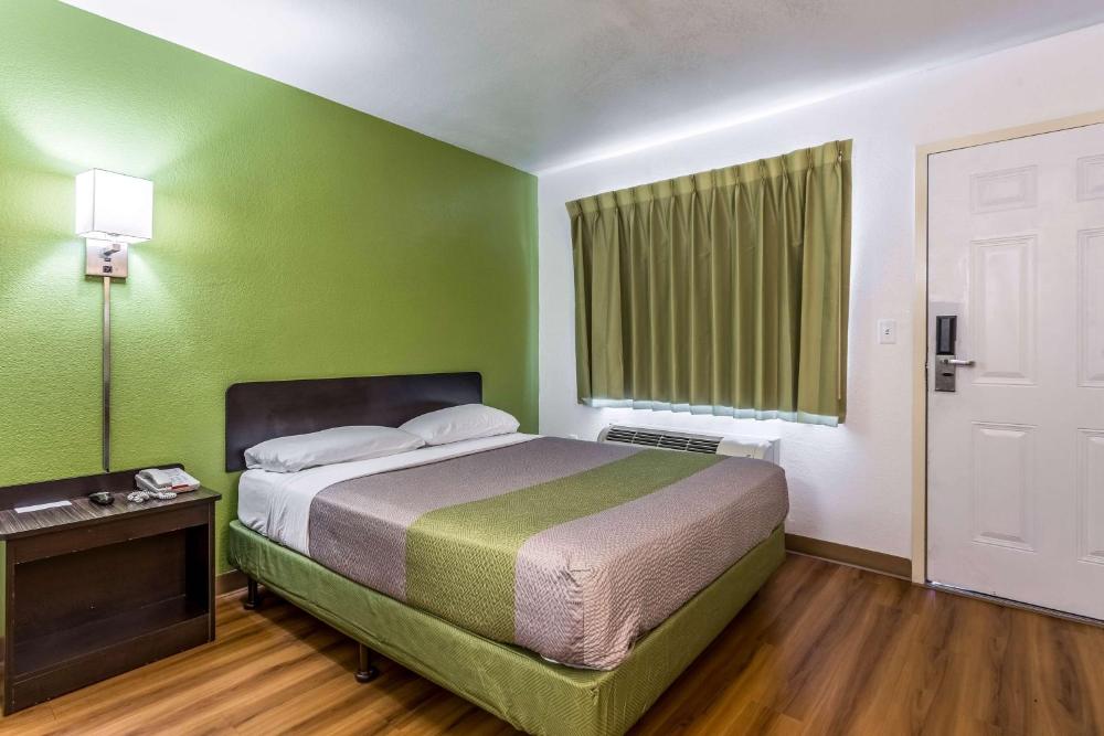 Queen Room - Non-Smoking interior